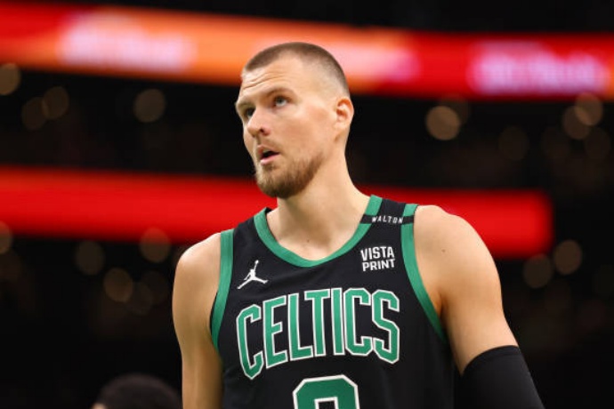 波尔津吉斯：赛季前输球并非坏事，我很喜欢和奥孔古搭档防守