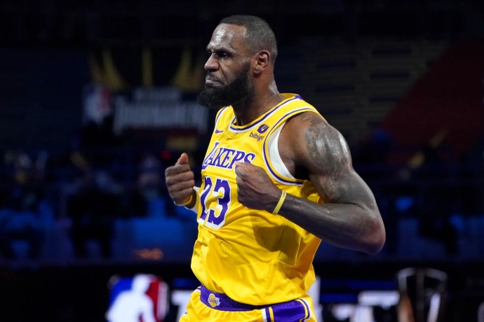 湖人揭幕战失利，詹姆斯心态引关注